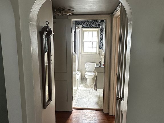 5th image of 906 Hardin St