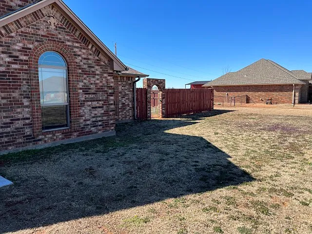 394 NE Simmons Cir — Photo 3