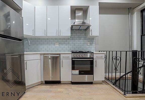 3rd image of 526 Chauncey St #1