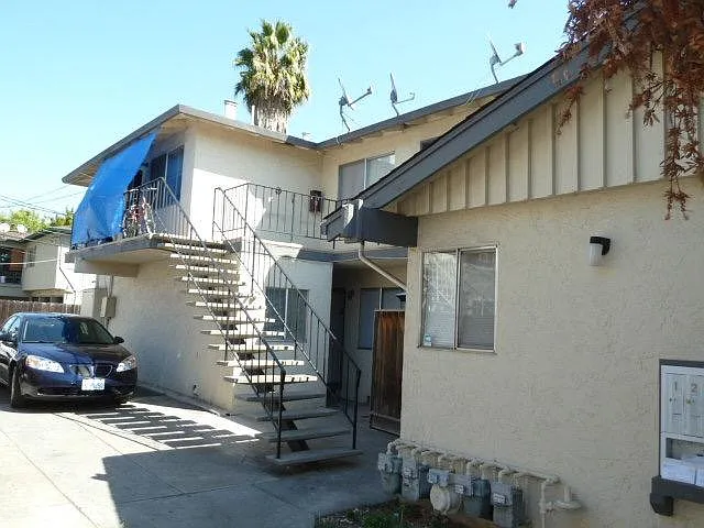 Left side of building - 659 E Olive Ave #4