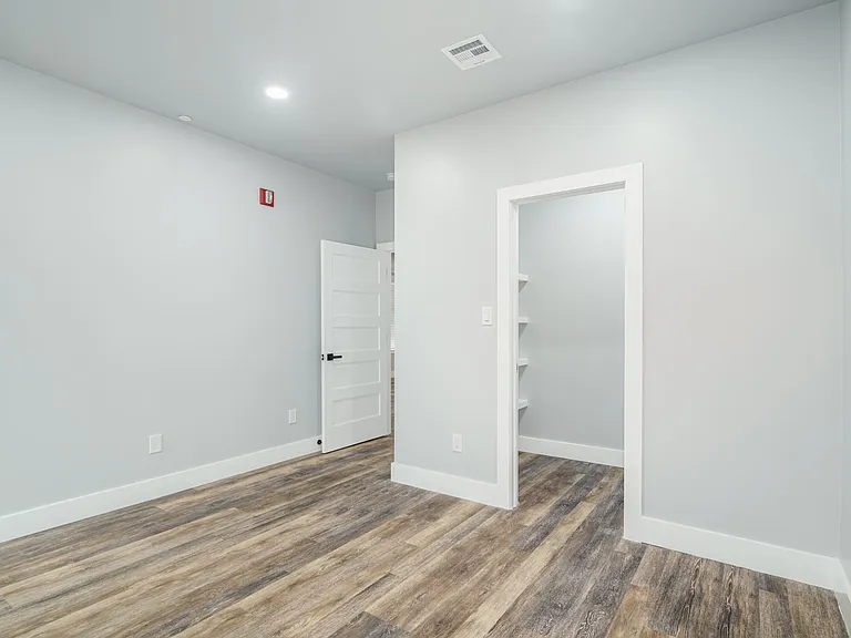 342 W Queen Ln #6 — Photo 11