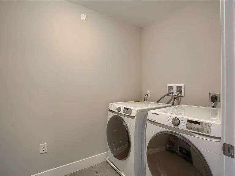 1747 Shady Ln — Photo 17