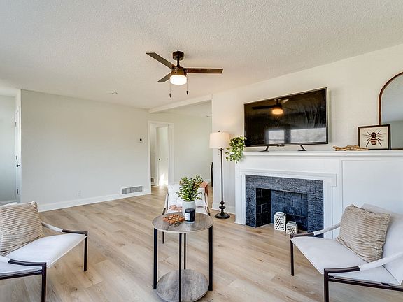 3rd image of 3009 E Maplewood Dr