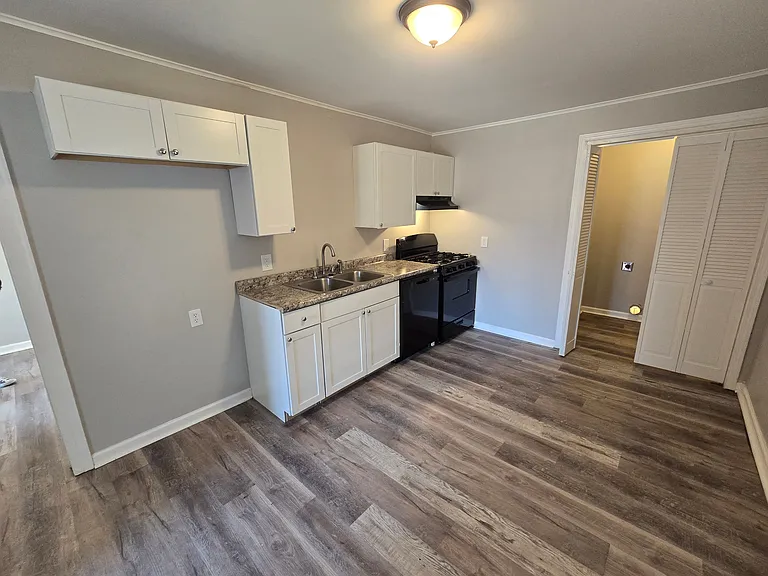 520 W 33rd St — Photo 5