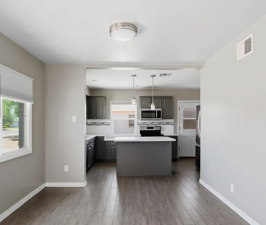 3 bed, 1352 sqft, $2,395 — Photo 2