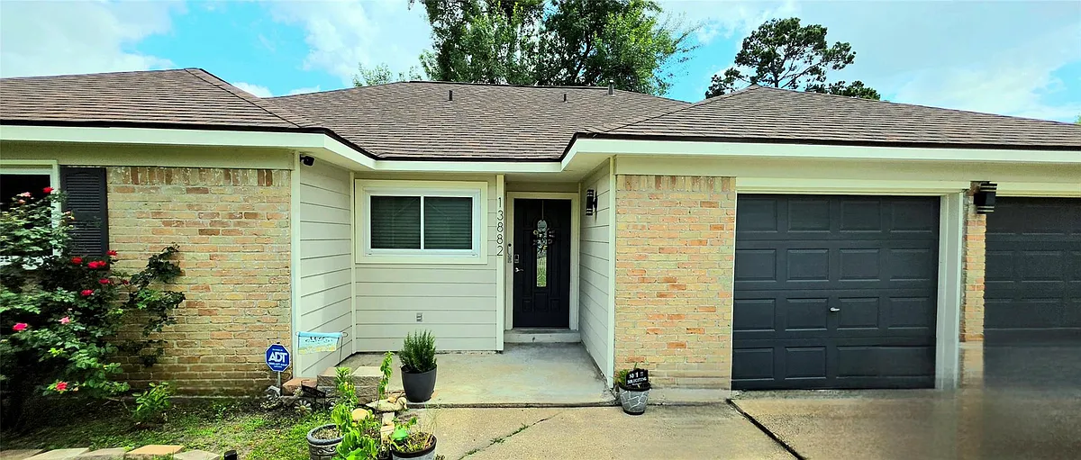 Photo 2 of 16 - 13882 Foxford Way - Houston, TX Building Photo - 13882 Foxford Way