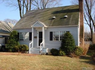 27 Grafton St, Greenlawn, NY 11740
