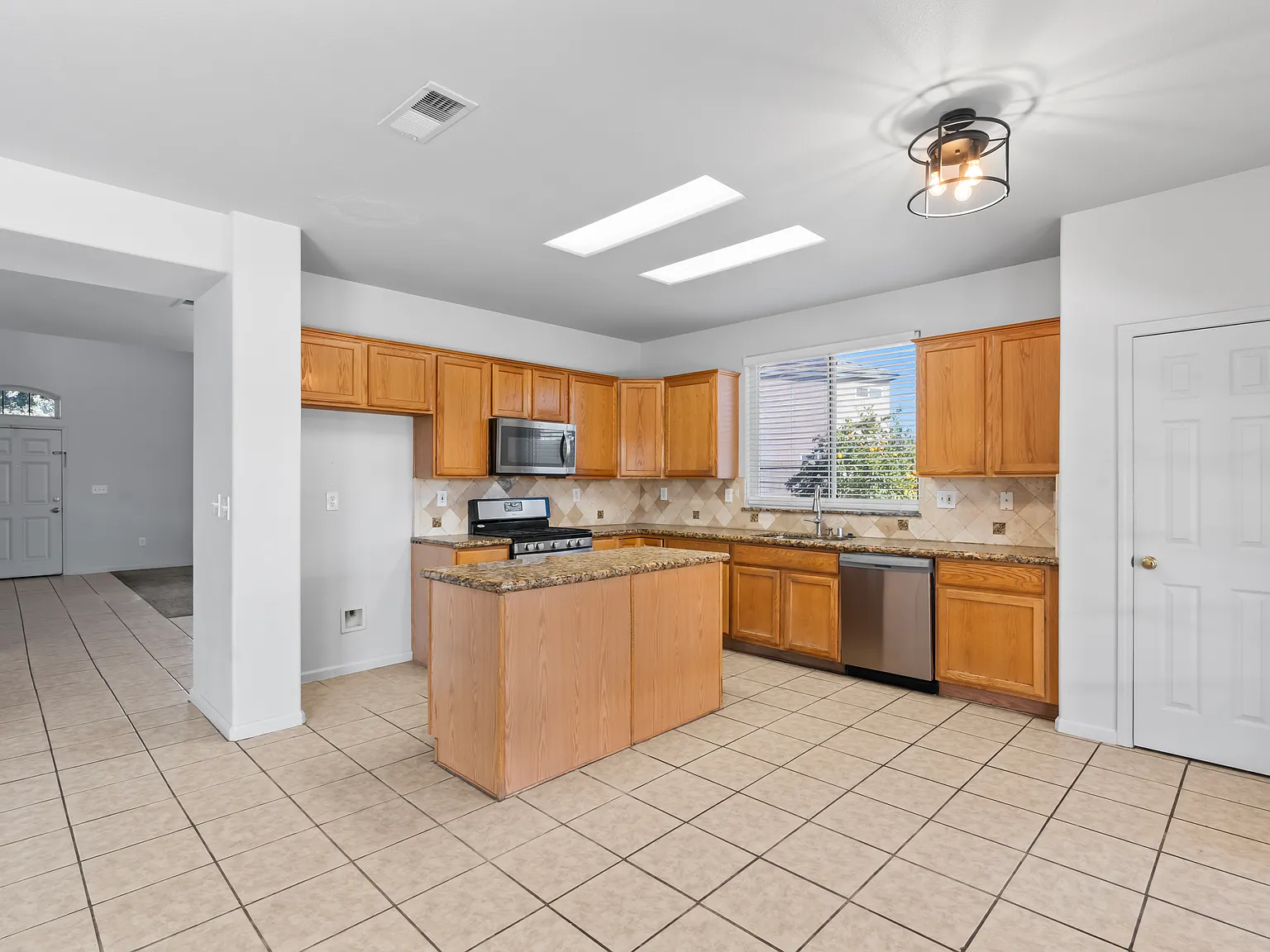 5 bed, 2492 sqft, $3,195 — Photo 3