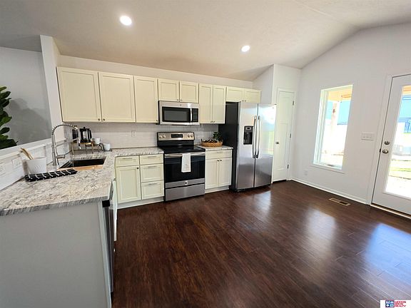 4th image of 427 11th St