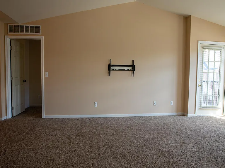11874 Farmington Rd — Photo 4