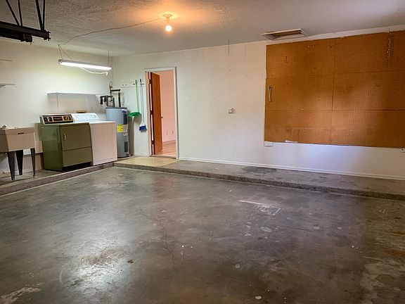 4th image of 2613 Crestview Dr