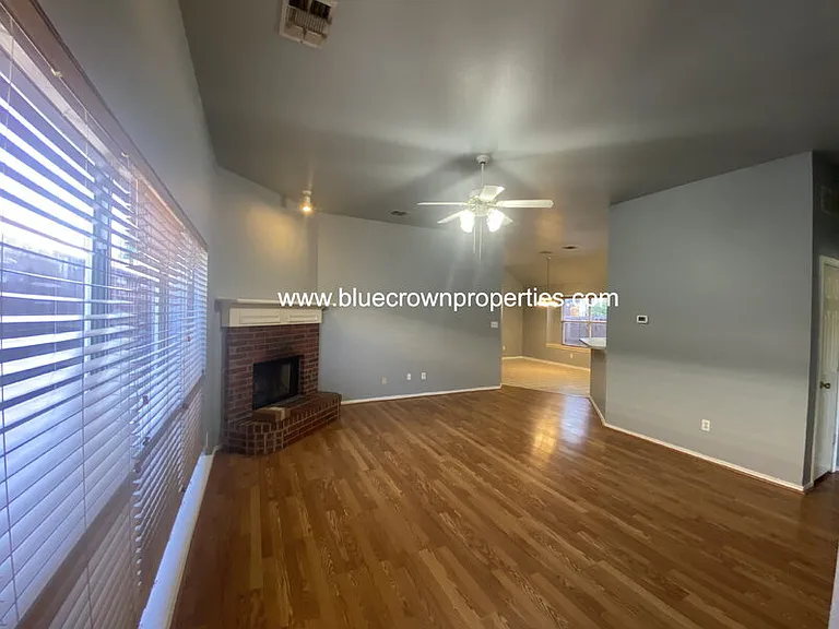 1321 W Branch Hollow Dr — Photo 2