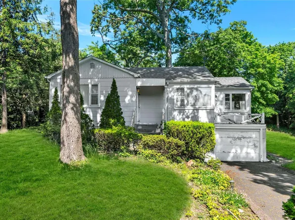 30 Noahs Path, Rocky Point, NY 11778