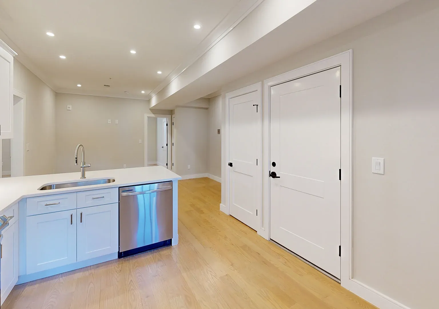 3 bed, 1000 sqft, $5,025 — Photo 2