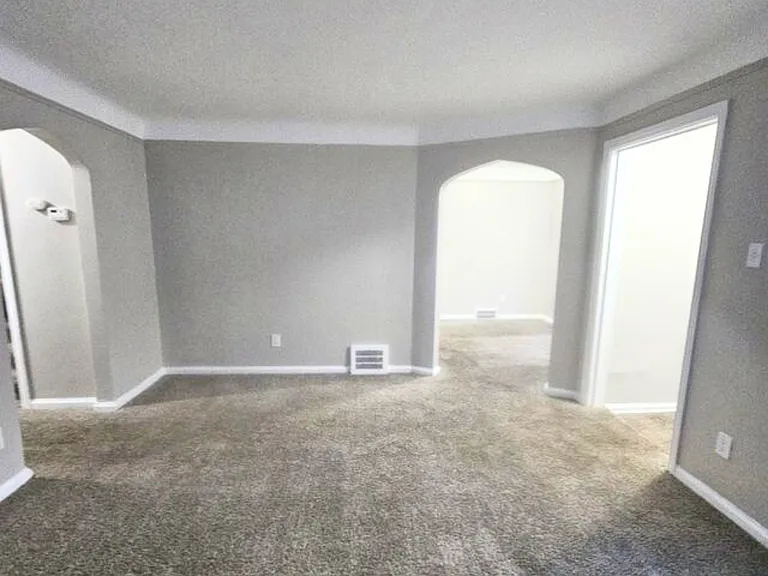 10803 Roxbury St — Photo 15