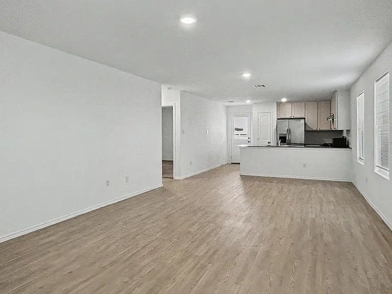 9211 Saint Jerome — Photo 2