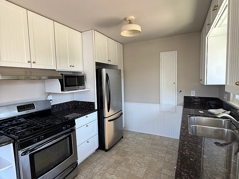 211 Trafalgar Ln — Photo 2