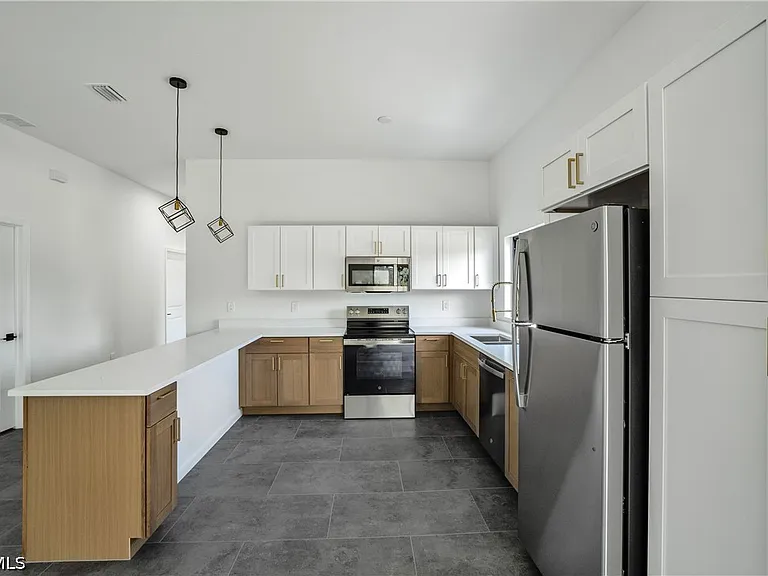 601 Hawthorne Ave S — Photo 8