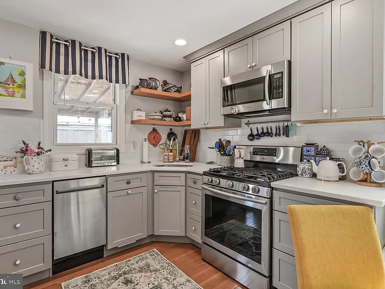 2422 S Oakland St — Photo 1