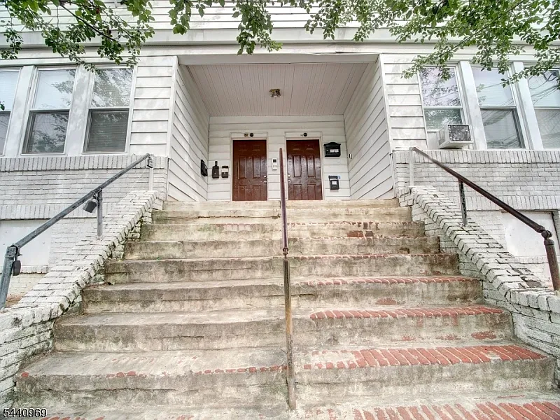 3 bed, 1.5 bath, $2,350 — Photo 2