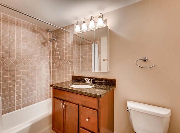 5th image of 580 Lawrence Ave APT 207