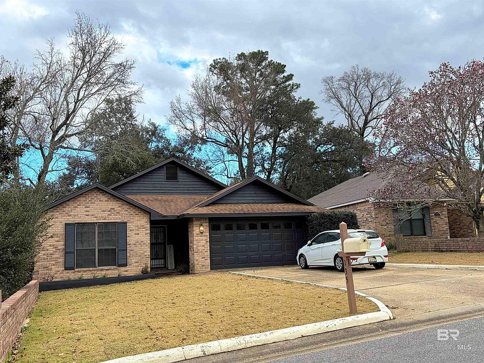 1st image of 135 Lakeshore Dr