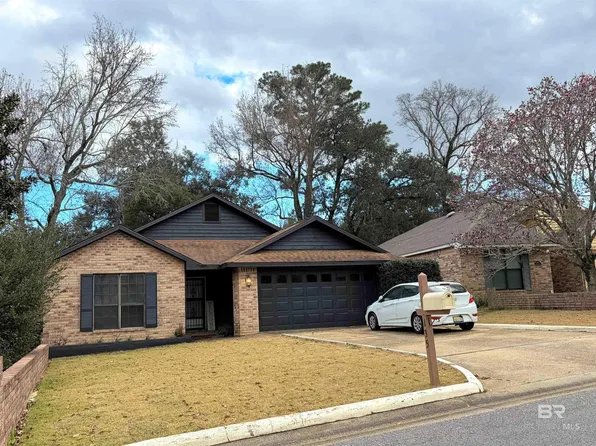 135 Lakeshore Dr, Daphne, AL 36526