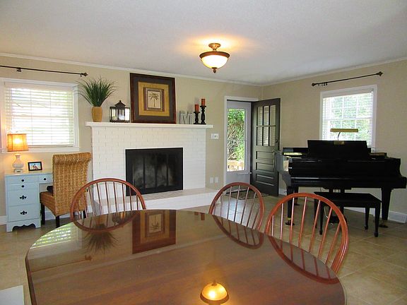 Eat-in Kitchen w/Fireplace