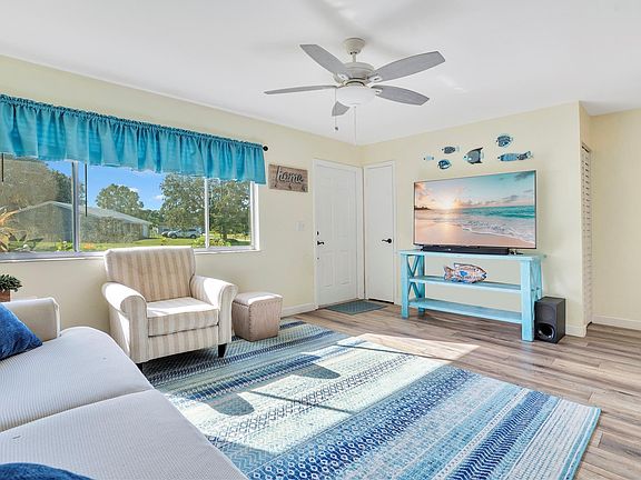 3rd image of 808 SW Belmont Circle