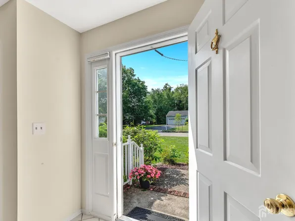 21 Van Hise Ct, East Brunswick, NJ 08816