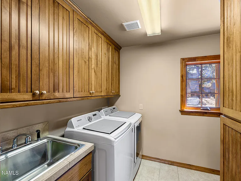 1704 E Trade Winds Ct — Photo 31