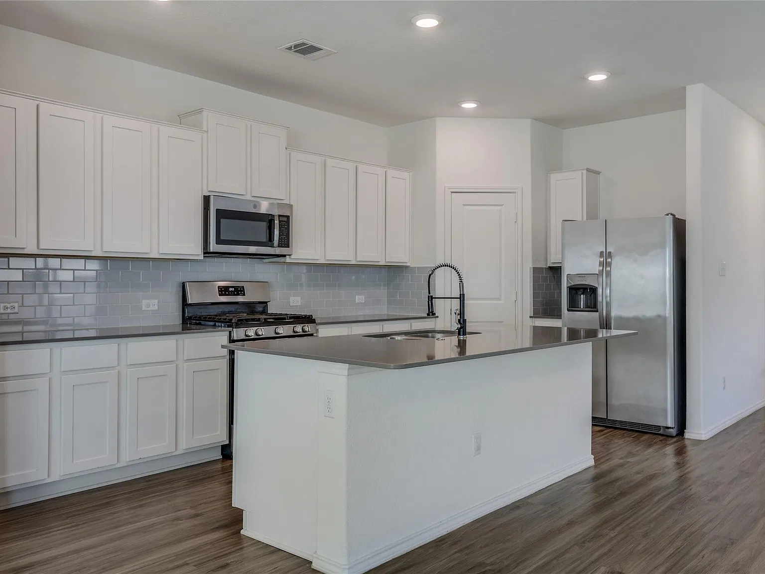 3 bed, 2.0 bath, 1961 sqft, $2,000 — Photo 3