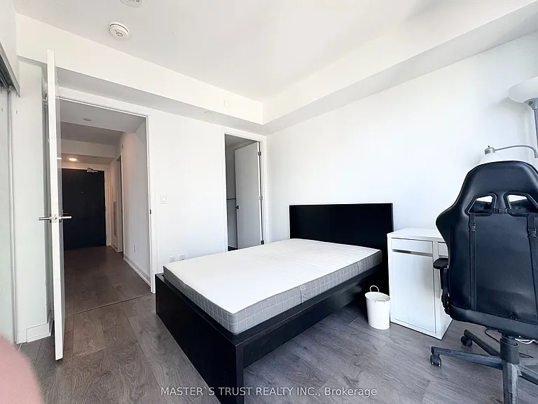 501 Yonge St #2105 — Photo 11