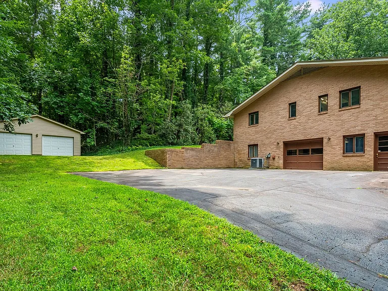 102 Arbor Ln — Photo 42