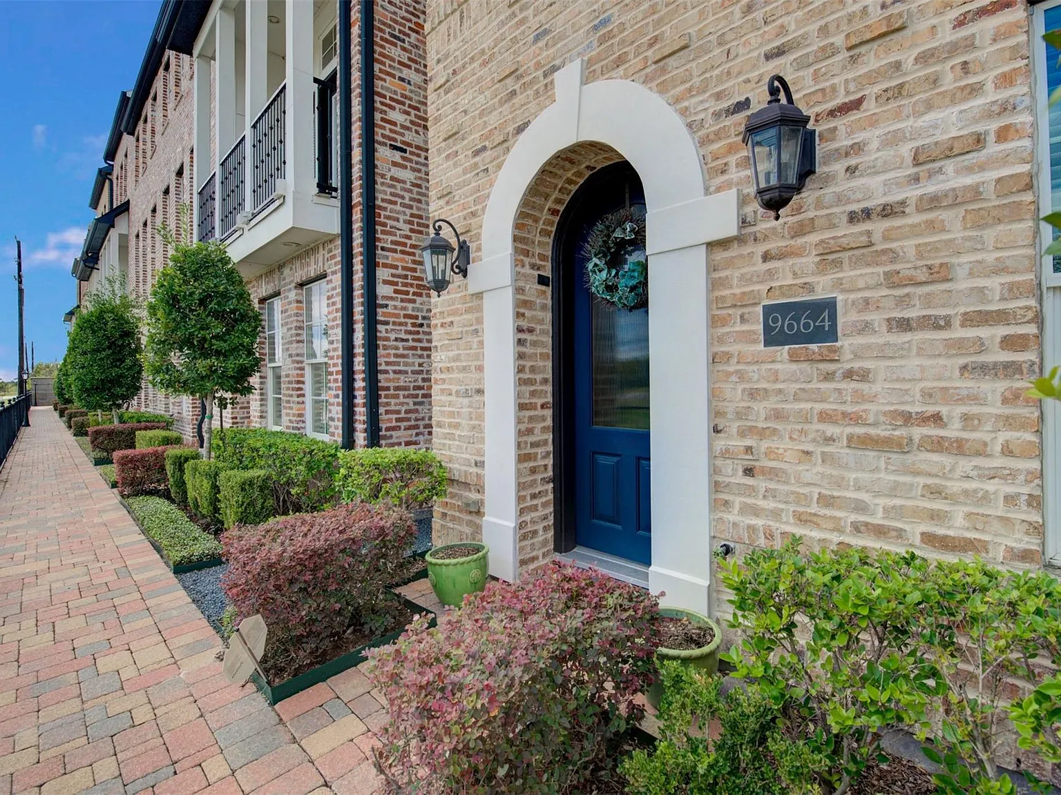 3 bed, 3.5 bath, 1980 sqft, $2,800 — Photo 1