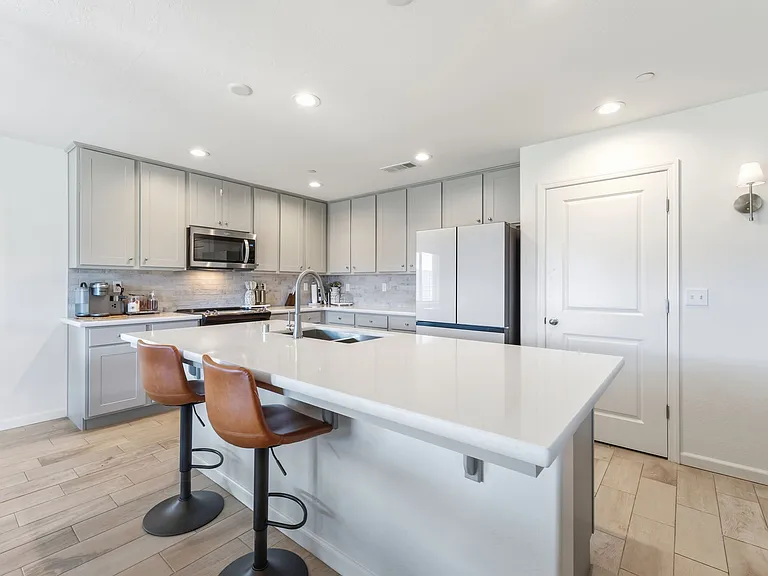 2131 W Ambassador Way — Photo 7
