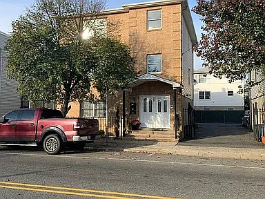 3 bed, $2,700 — Photo 2