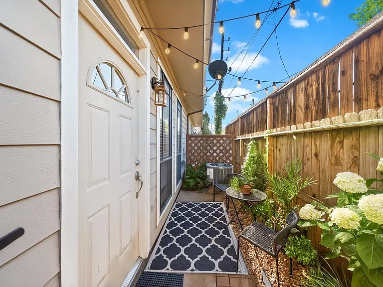 2406 Calumet St — Photo 27