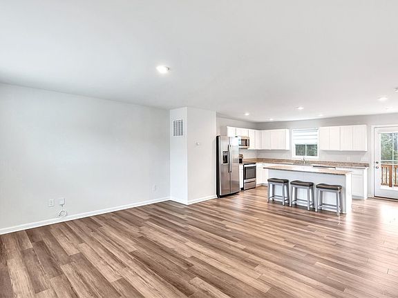 3rd image of 150 Queens Mill Ct