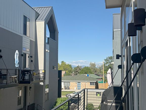 Large balcony looking out to mountains with gas hookup
