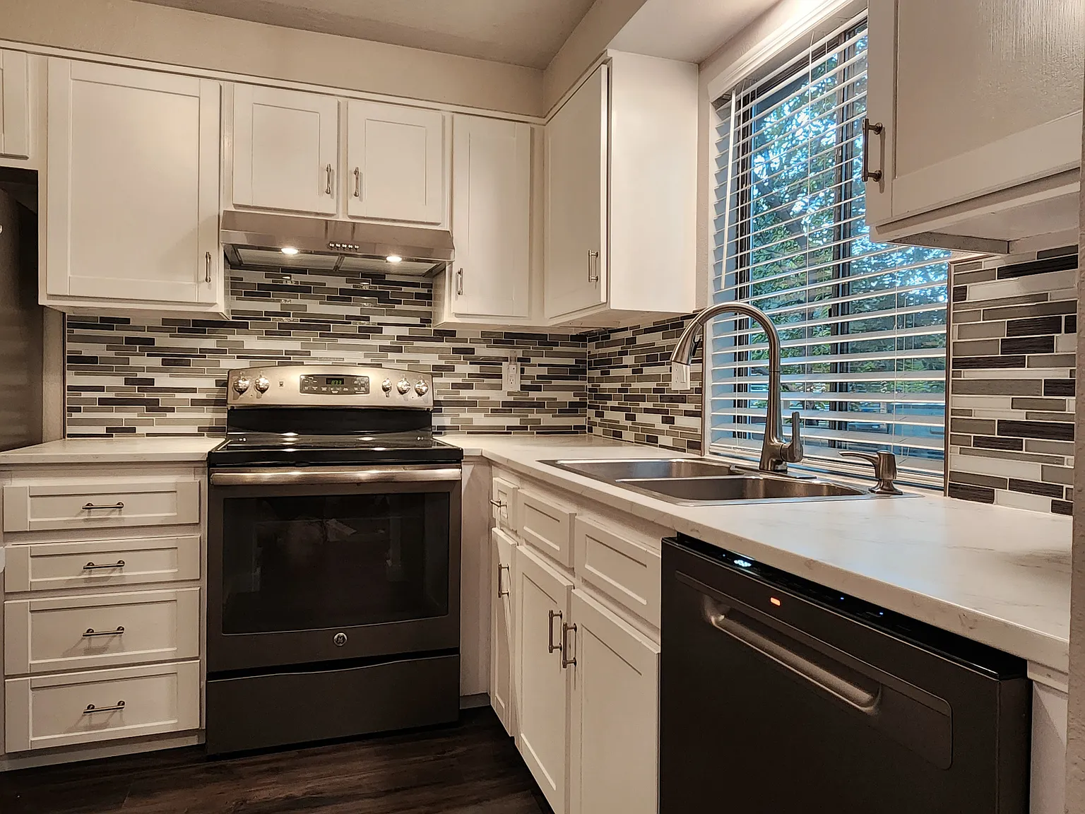 1411 E Hays St — Photo 2