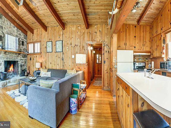 4th image of 30 Hungry Horse Ln