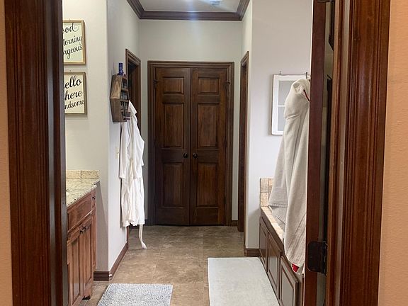 Master bath - double sinks, bath tub