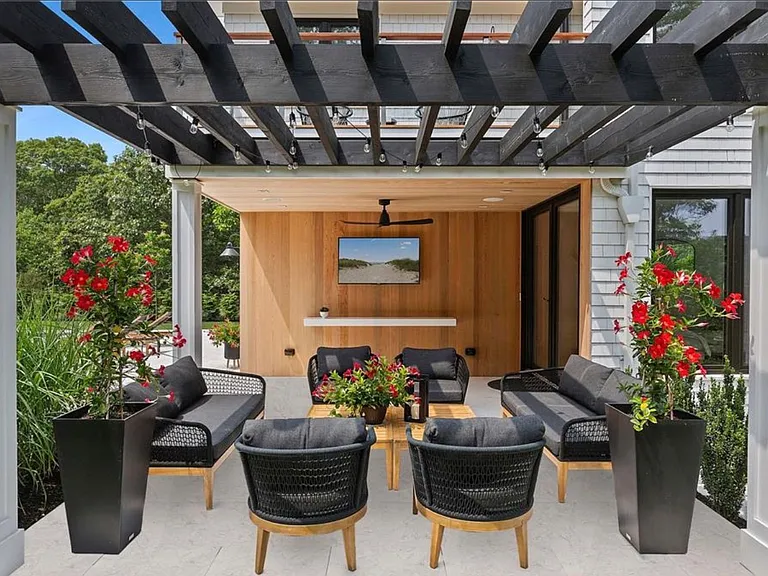28 Canoe Place Rd — Photo 34