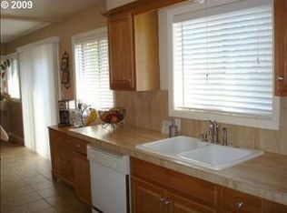 10390 NE Holladay St, Portland, OR 97220