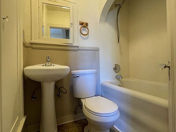 3rd image of 5-11.5 N Franklin Ave #115