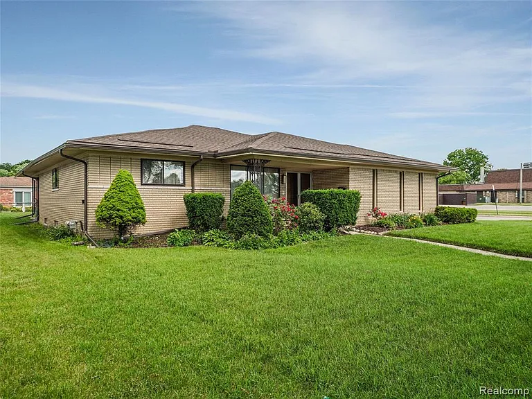 28506 Steele Dr — Photo 2
