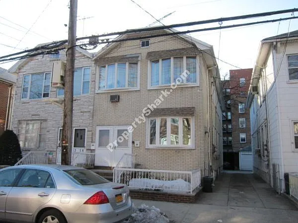 3 bed, 1000 sqft, $1,900 — Photo 1