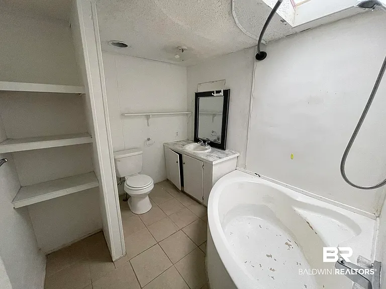 426 Robin Cir — Photo 9