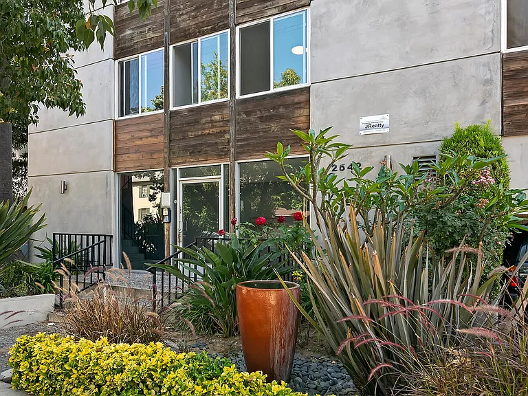2542 N Beachwood Dr #6 — Photo 1